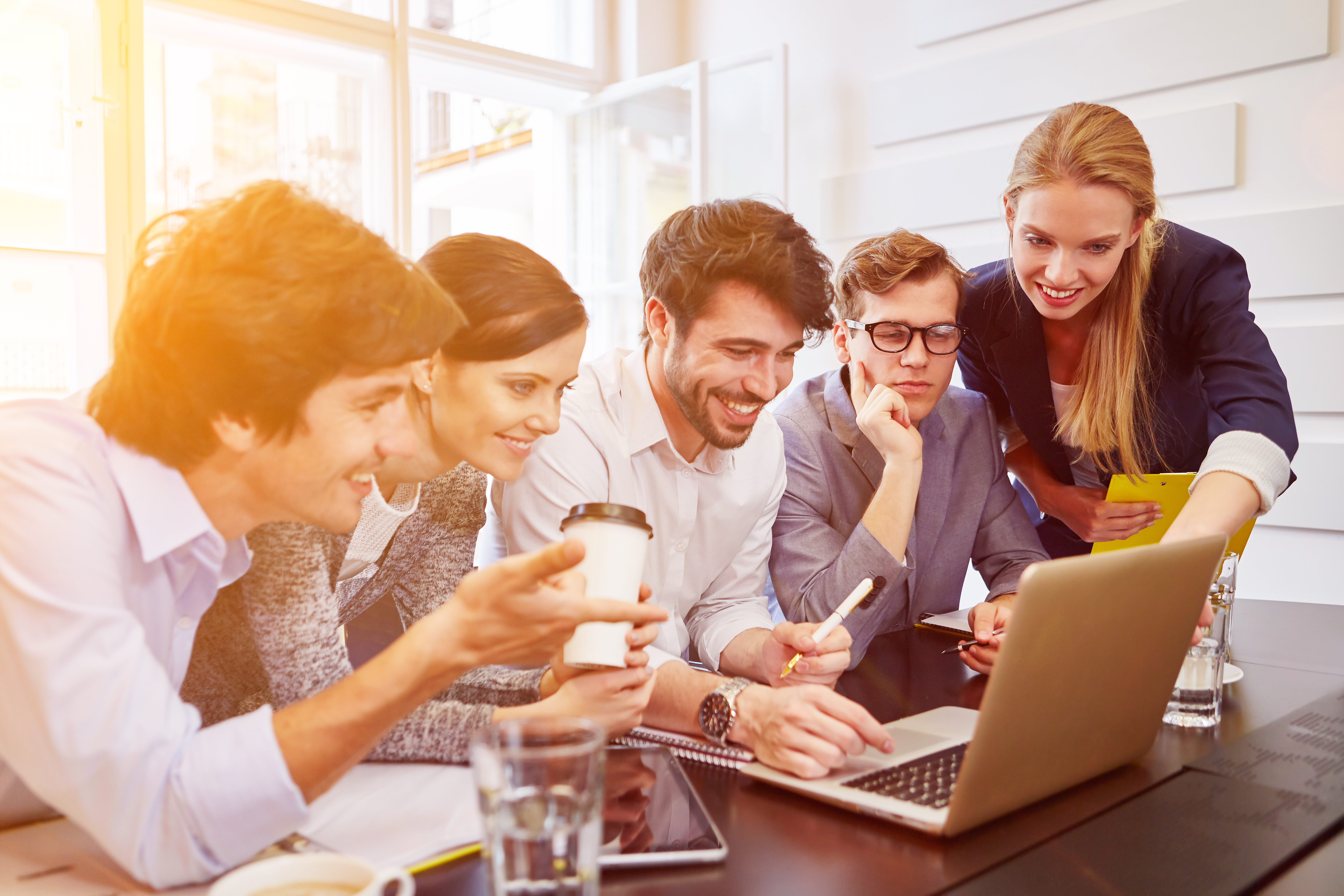 Business Team um Computer im Bro